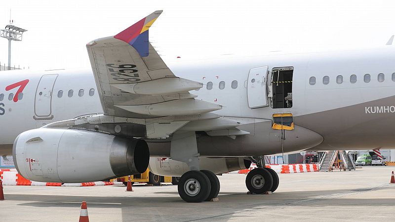 Un avión aterriza en Corea del Sur después de que un pasajero abriera la puerta de emergencia en pleno vuelo