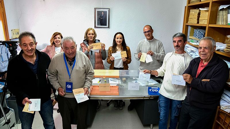 El voto récord de Villarroya en 29 segundos y electores vestidos de rocieros: las anécdotas del 28M