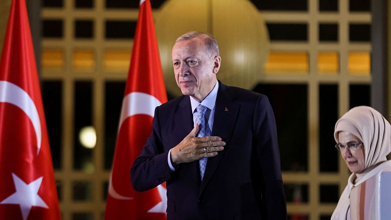 Erdogan alaba la "victoria de la democracia" y prioriza la economía tras su reelección: "El ganador es Turquía"