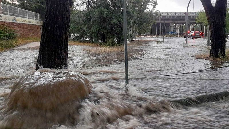 Una tormenta provoca inundaciones en el Metro y Cercanías de Madrid, problemas en carreteras y desvíos de vuelos