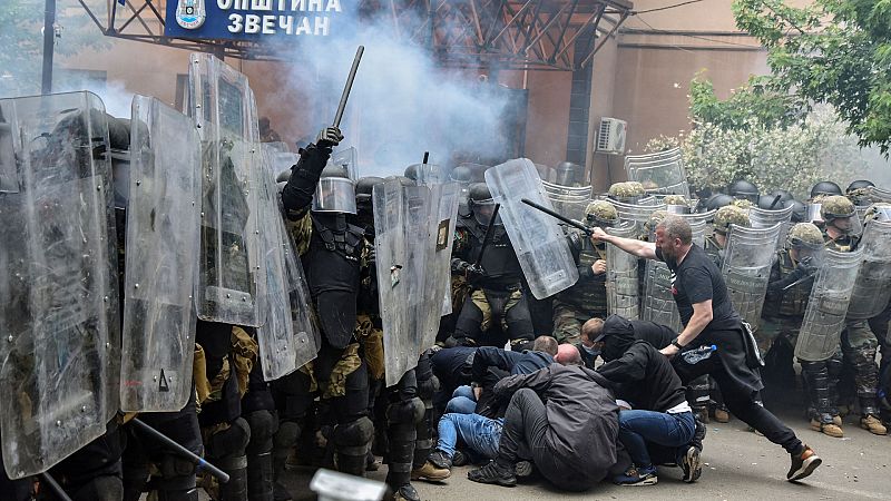 El choque entre fuerzas de la OTAN y manifestantes serbokosovares deja al menos 50 heridos