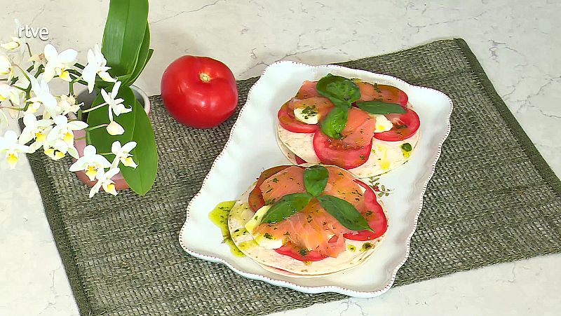 Receta de lasaña fría con salmón y tomate . ¡Receta refrescante, sencilla y muy rica!