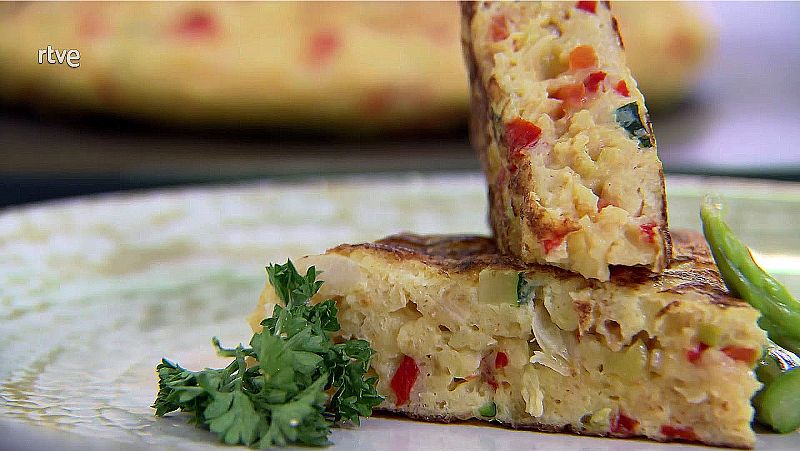 Receta de tortilla de hortalizas y pan del chef Sergio Fernández. ¡Aprovecha el pan duro y no desperdicies nada!