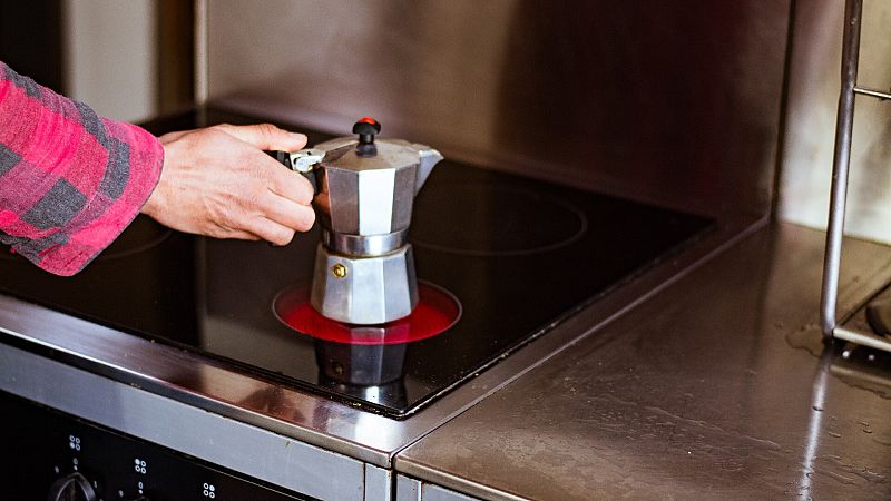 El precio de la luz cae un 4,4% este miércoles y se sitúa por debajo de 90 euros/MWh