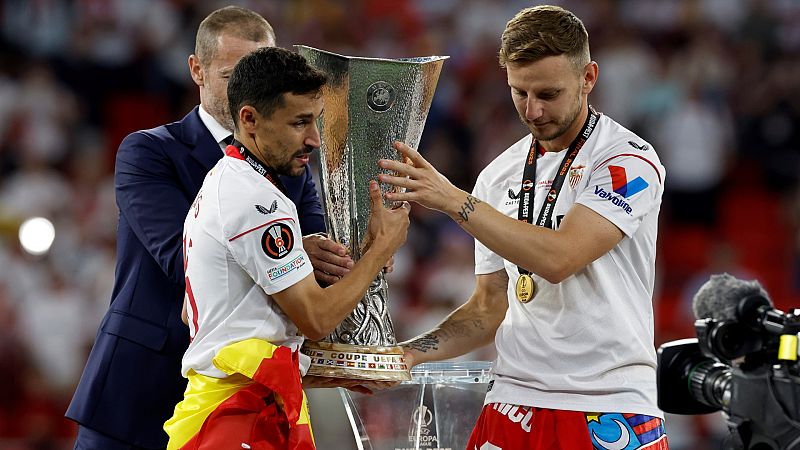 Dicen que nunca se rinde: el Sevilla, de tocar el infierno a la gloria de la séptima Europa League