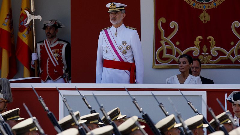 Las Fuerzas Armadas desfilan en Granada en un multitudinario acto presidido por los reyes