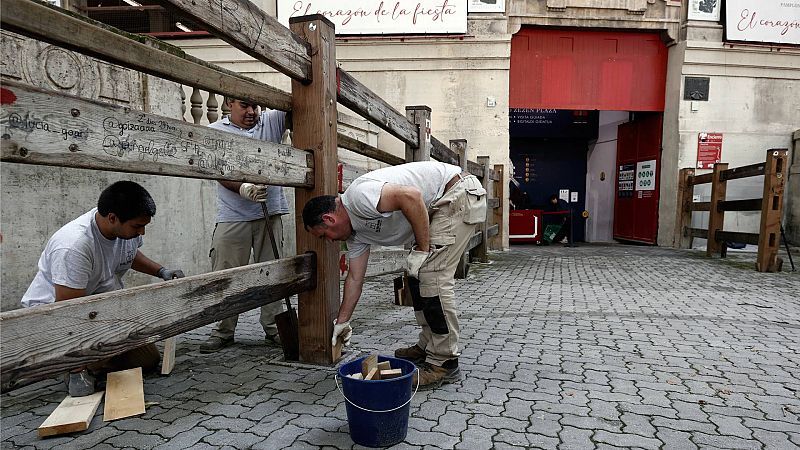 La instalación del vallado de los encierros, pistoletazo de salida a los preparativos de San Fermín 2023