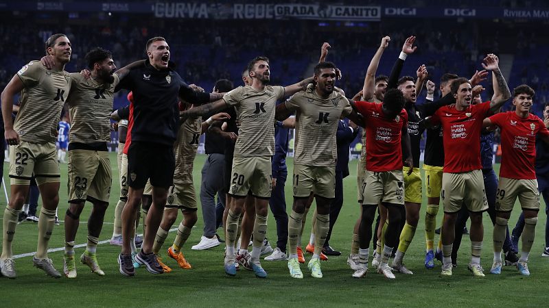 Un penalti de Embarba en los minutos finales salva al Almería y condena al Valladolid al descenso