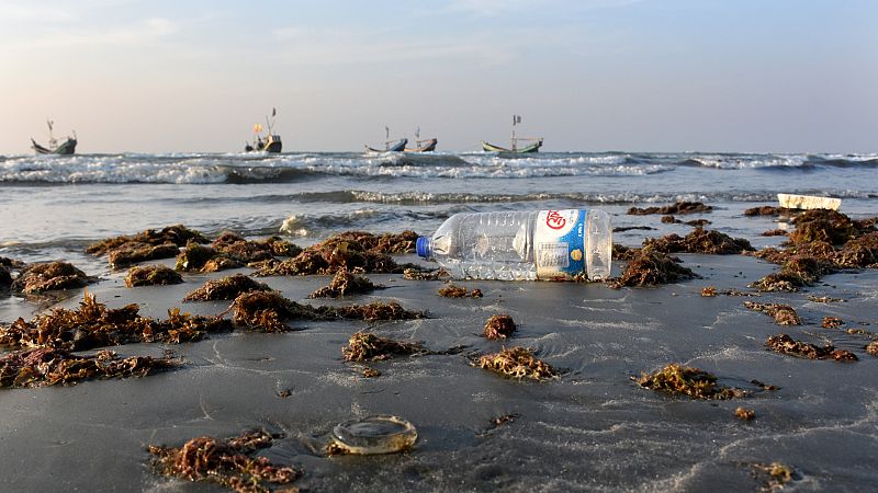 El sinsentido de un mundo sepultado por el plástico: 15 minutos de uso pero 1.000 años para descomponerse