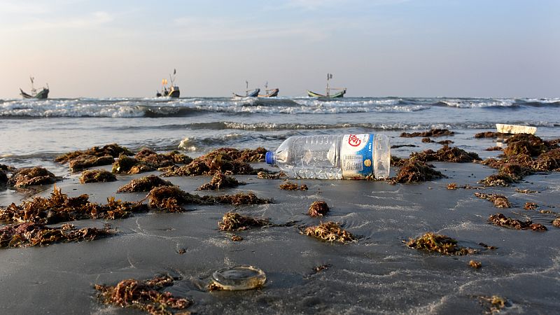El sinsentido de un mundo sepultado por el plástico: 15 minutos de uso pero 1.000 años para descomponerse