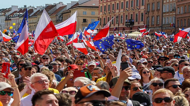 La oposición reúne a medio millón de personas en protestas contra el gobierno ultranacionalista de Polonia