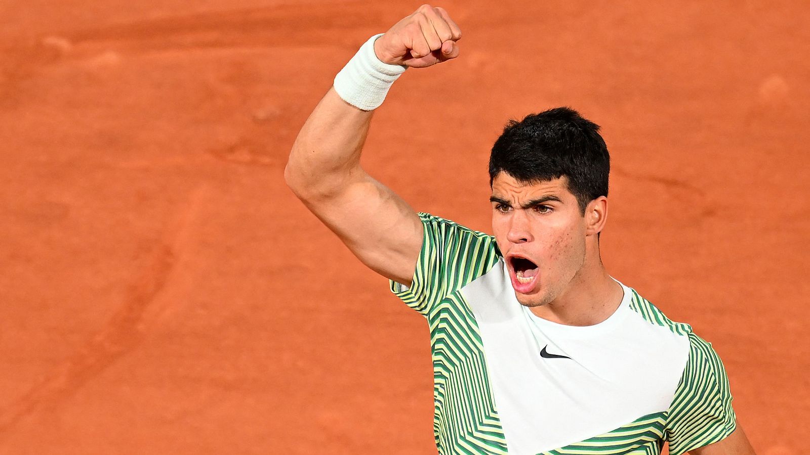 Alcaraz arrolla a Tsitsipas y se cita con Djokovic en semifinales | Ver