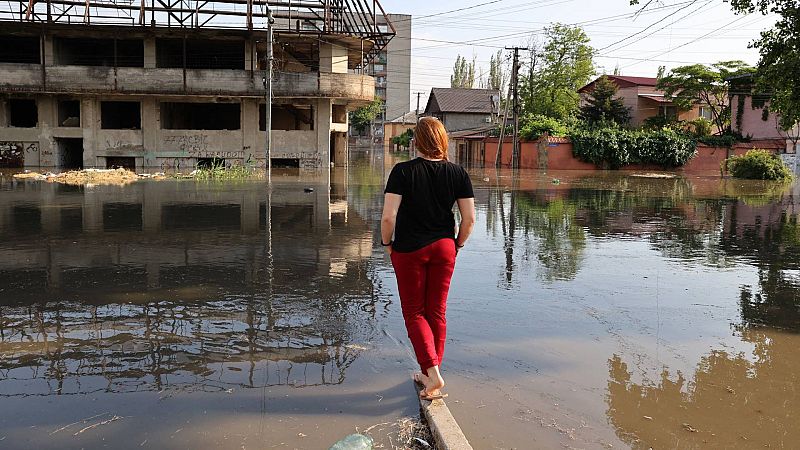 La rotura de la presa de Kajovka deja a miles de personas sin acceso a agua potable y decenas de localidades inundadas