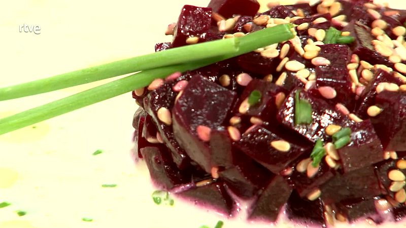 ¡Receta de sopa fría para el verano! Sopa de melón y menta con tartar de remolacha