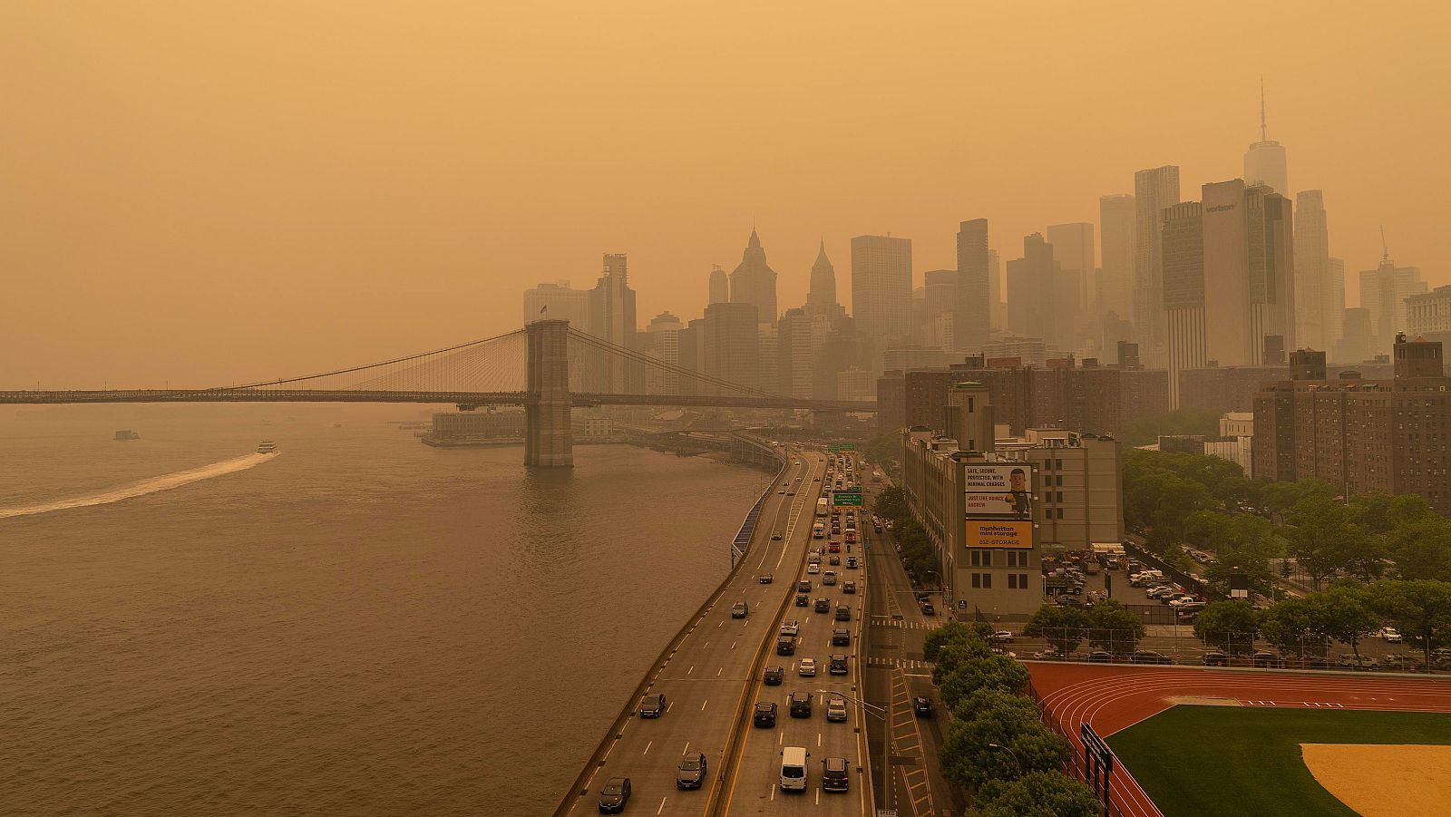 Nueva York, teñida de naranja por el humo