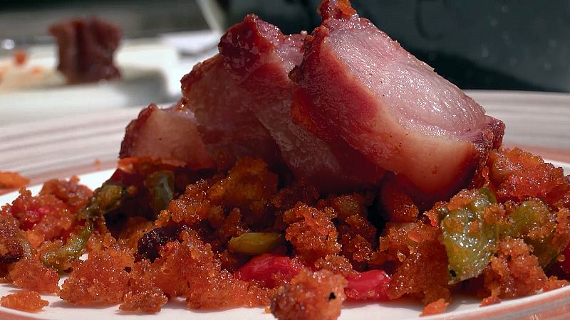 Receta de migas con papada de cerdo ibérica. ¡Fácil, rápida y llena de sabor!