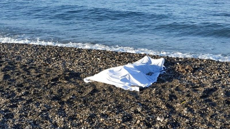 Hallan a dos migrantes muertos en la costa de Adra, Almería, tras la llegada de dos pateras con 125 personas