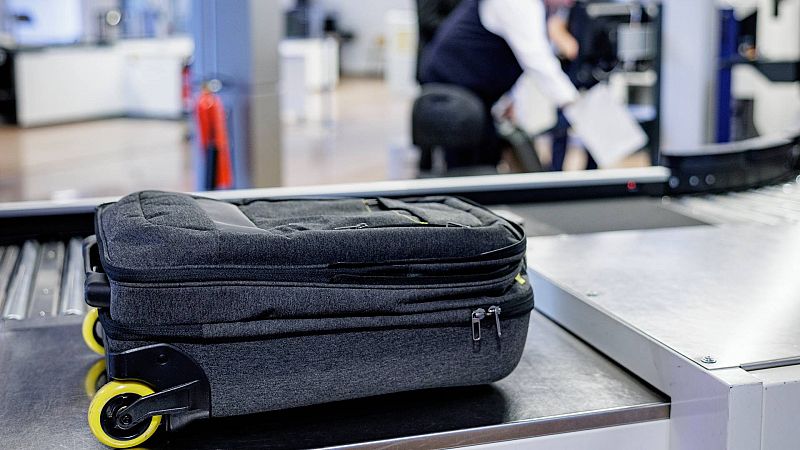 Consumo investiga a siete aerolíneas de bajo coste por su política de equipajes de mano y asientos