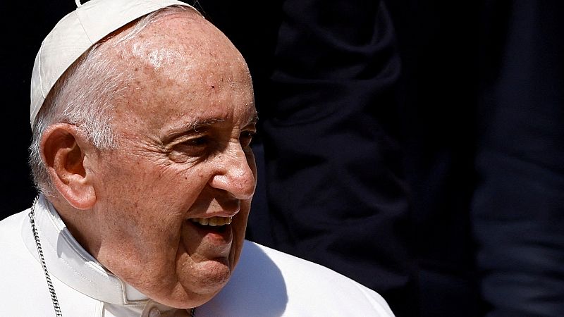 El papa Francisco ya ha podido levantarse y retoma su trabajo desde el hospital tras su operación