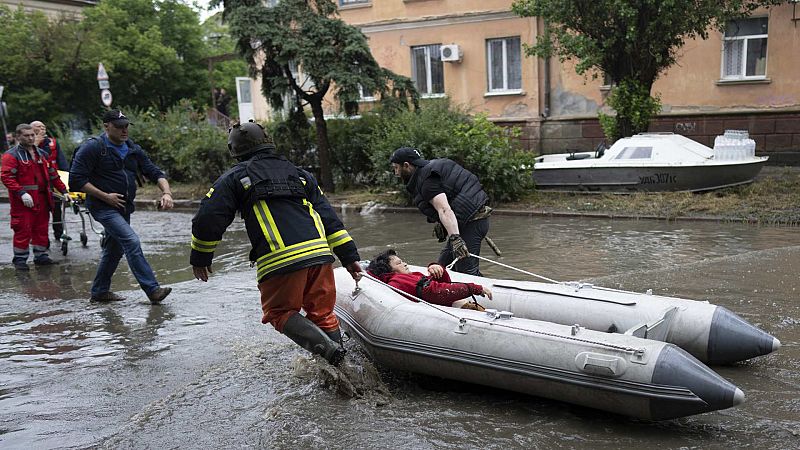 Al menos tres muertos en un bombardeo ruso sobre un bote con evacuados de las zonas inundadas de Jersón