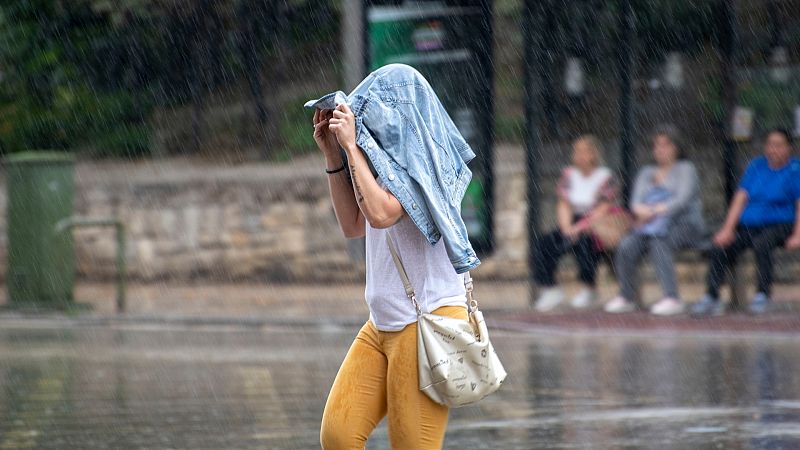 Los avisos por lluvias y tormentas persisten en una treintena de provincias de 12 comunidades