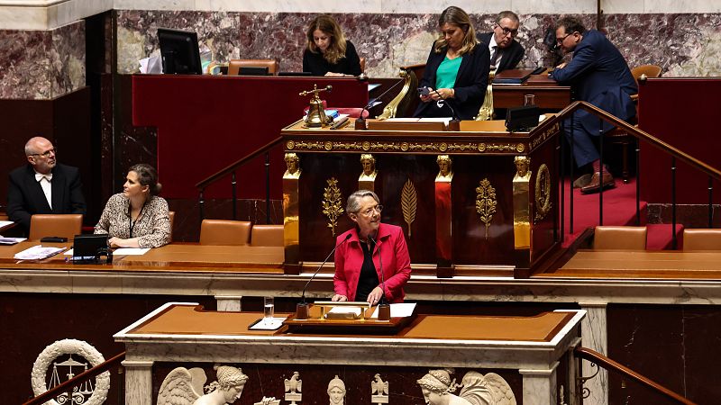 El Gobierno francés salva la decimoséptima moción de censura en 11 meses