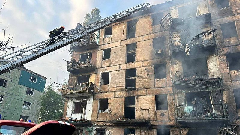 Mueren 11 personas en un ataque con misiles contra un edificio de viviendas en el centro de Ucrania