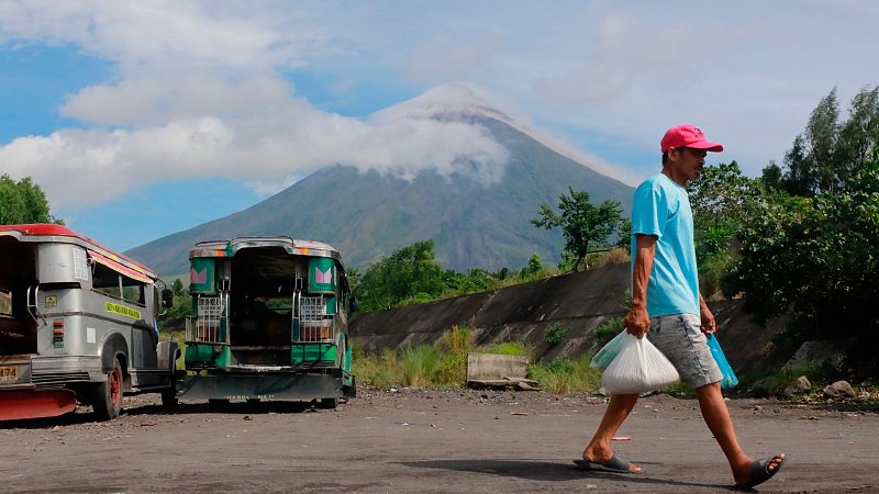 Más de 14.000 personas evacuadas por la erupción del volcán Mayón en Filipinas