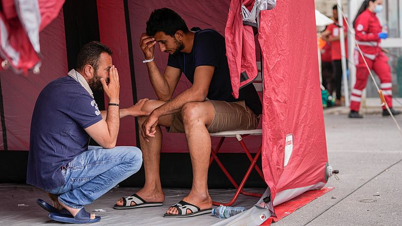 La búsqueda desesperada de los familiares de las víctimas del naufragio en Grecia