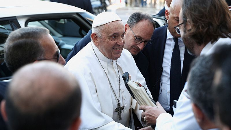 El papa Francisco recibe el alta tras nueve días ingresado por una operación de hernia abdominal