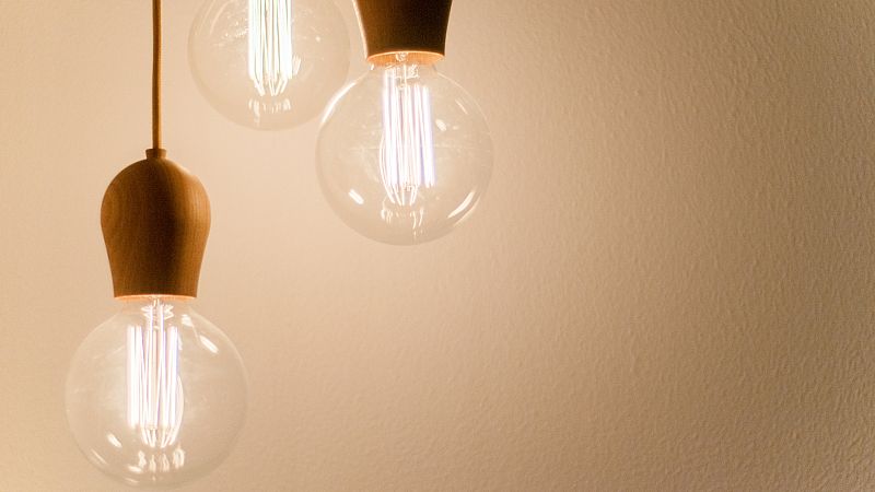 El precio de la electricidad baja este domingo un 11,4 % hasta los 86,39 euros/MWh