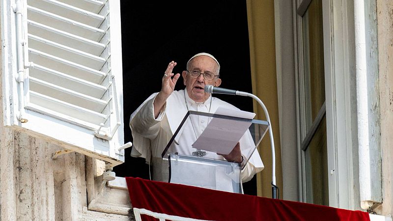 El papa Francisco reaparece ante los fieles para rezar el ángelus tras su operación y agradece "de corazón" el afecto