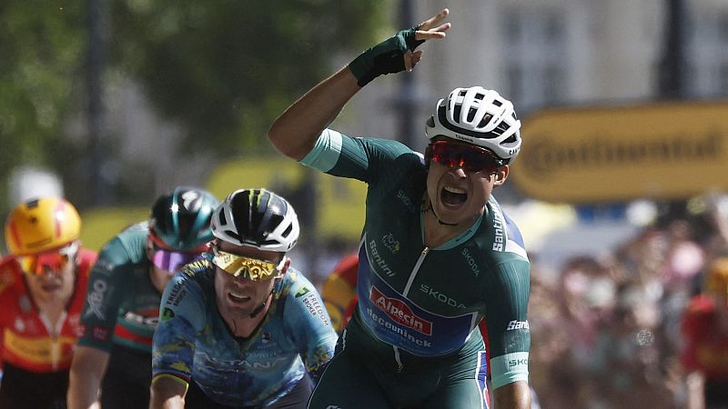 Philipsen sigue de dulce: gana su tercera etapa al 'sprint' y retrasa el récord de Cavendish