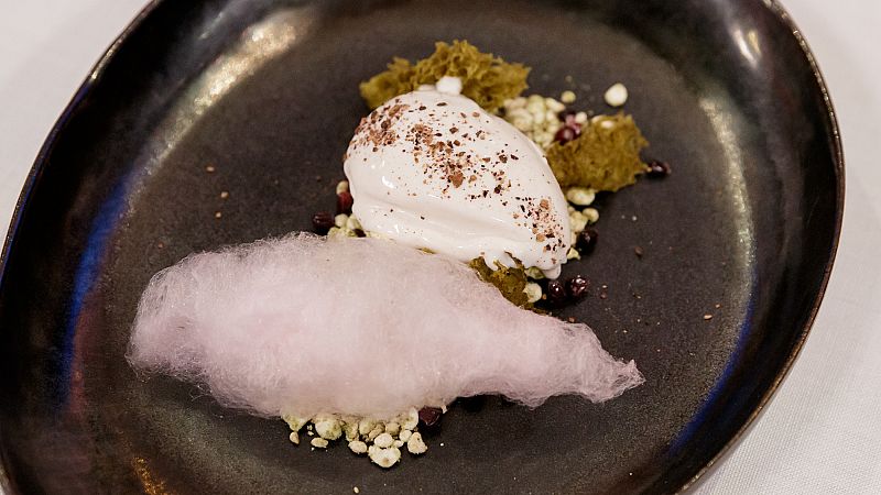 Receta de helado de chocolate blanco y bizcocho de té matcha de Eneko