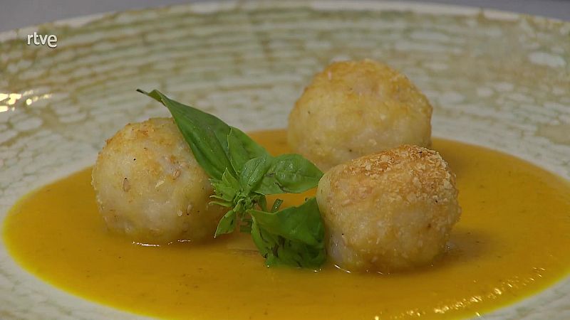 Receta de albndigas de mar con salsa de zanahoria del chef Sergio Fernndez