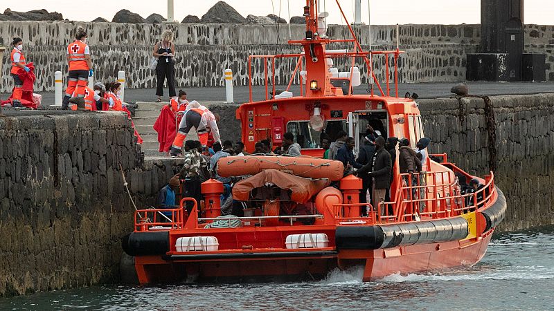 Muere una mujer embarazada en una patera localizada en Lanzarote con 53 personas a bordo