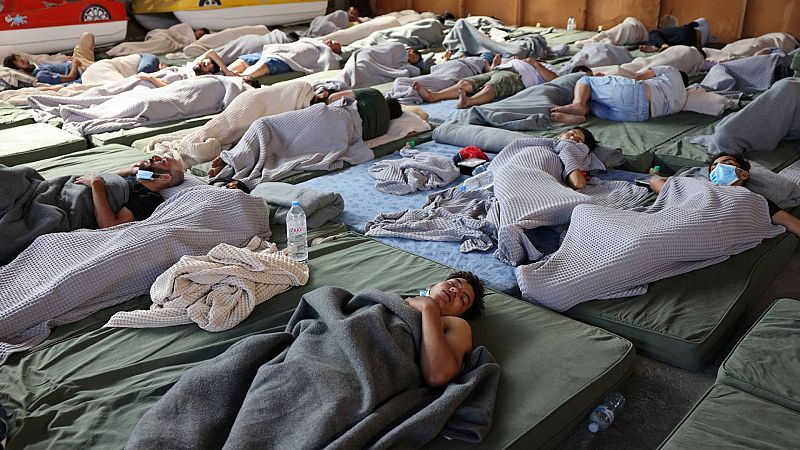 La difícil tarea de identificar a los migrantes desaparecidos en Grecia: "Hacemos guardias de 12 horas, pero yo llevo ya 24"