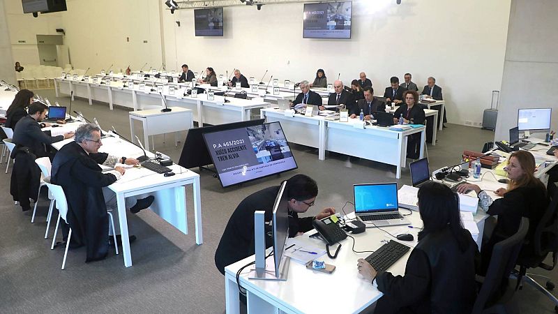 La Fiscal�a se�ala que la llamada telef�nica fue "la causa directa" del accidente del Alvia