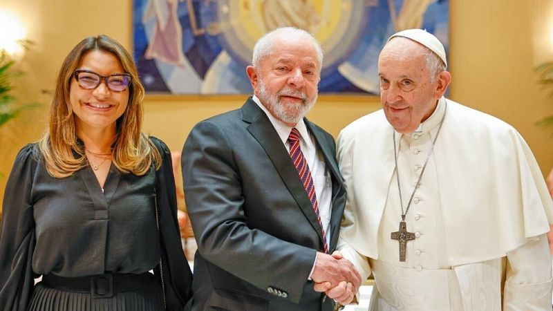 El papa Francisco recuerda que "la paz es muy frágil" en su reunión con Lula da Silva