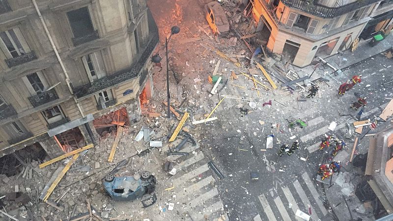 Una fuerte explosión en el centro de París deja una treintena de heridos, cuatro en estado crítico