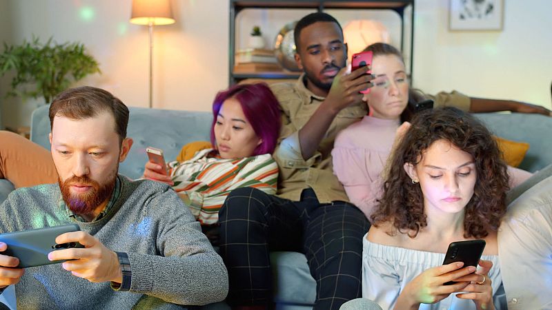 'La noche temática' se sumerge en el adictivo territorio de los teléfonos inteligentes