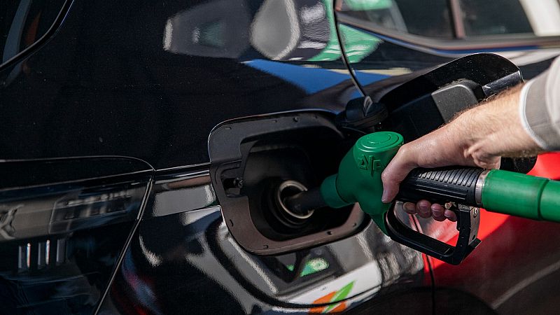 La gasolina y el diésel suben ligeramente al comienzo del verano, pero están lejos de los máximos de hace un año