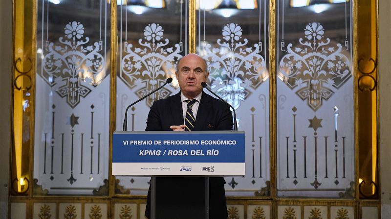 De Guindos asegura que la subida de tipos debe trasladarse a la remuneración de los depósitos