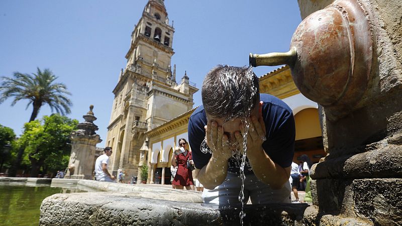 La ola de calor activa este lunes las alertas en 24 provincias, con Córdoba y Sevilla en riesgo extremo y máximas de 44ºC