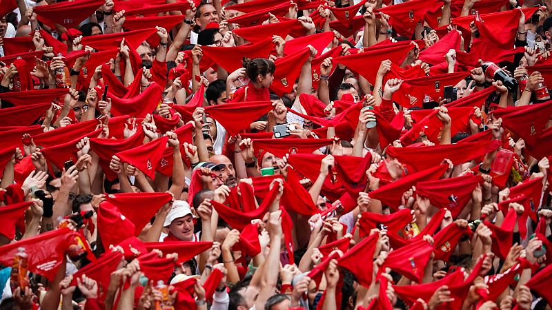 Pamplona se tiñe de rojo y blanco para lanzar el chupinazo de "las mejores fiestas" de San Fermín