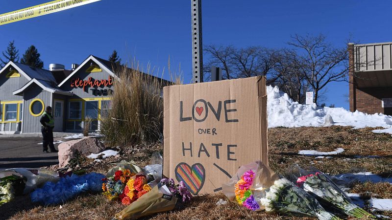 El presunto autor de un tiroteo con cinco muertos en un bar LGTBI de Colorado se declara culpable