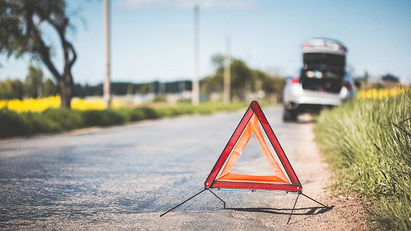 La DGT estudia "para este verano" eximir de colocar los triángulos en autopistas y autovías para evitar atropellos