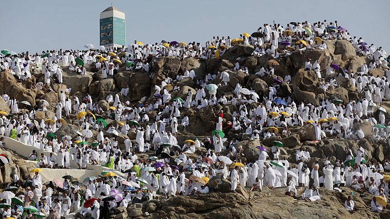 Dos millones de peregrinos suben el monte Arafat en la primera peregrinación a La Meca sin restricciones