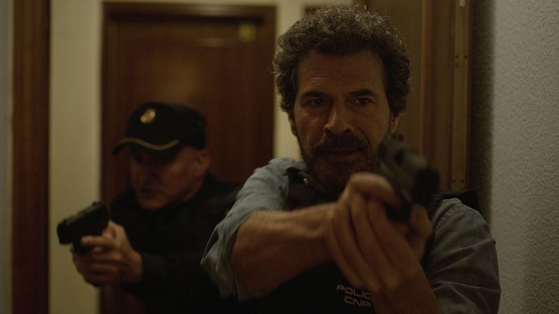 RTVE.es estrena el tráiler de 'Delfines de plata': un thriller de Javier Elorrieta con el trasfondo del terrorismo internacional