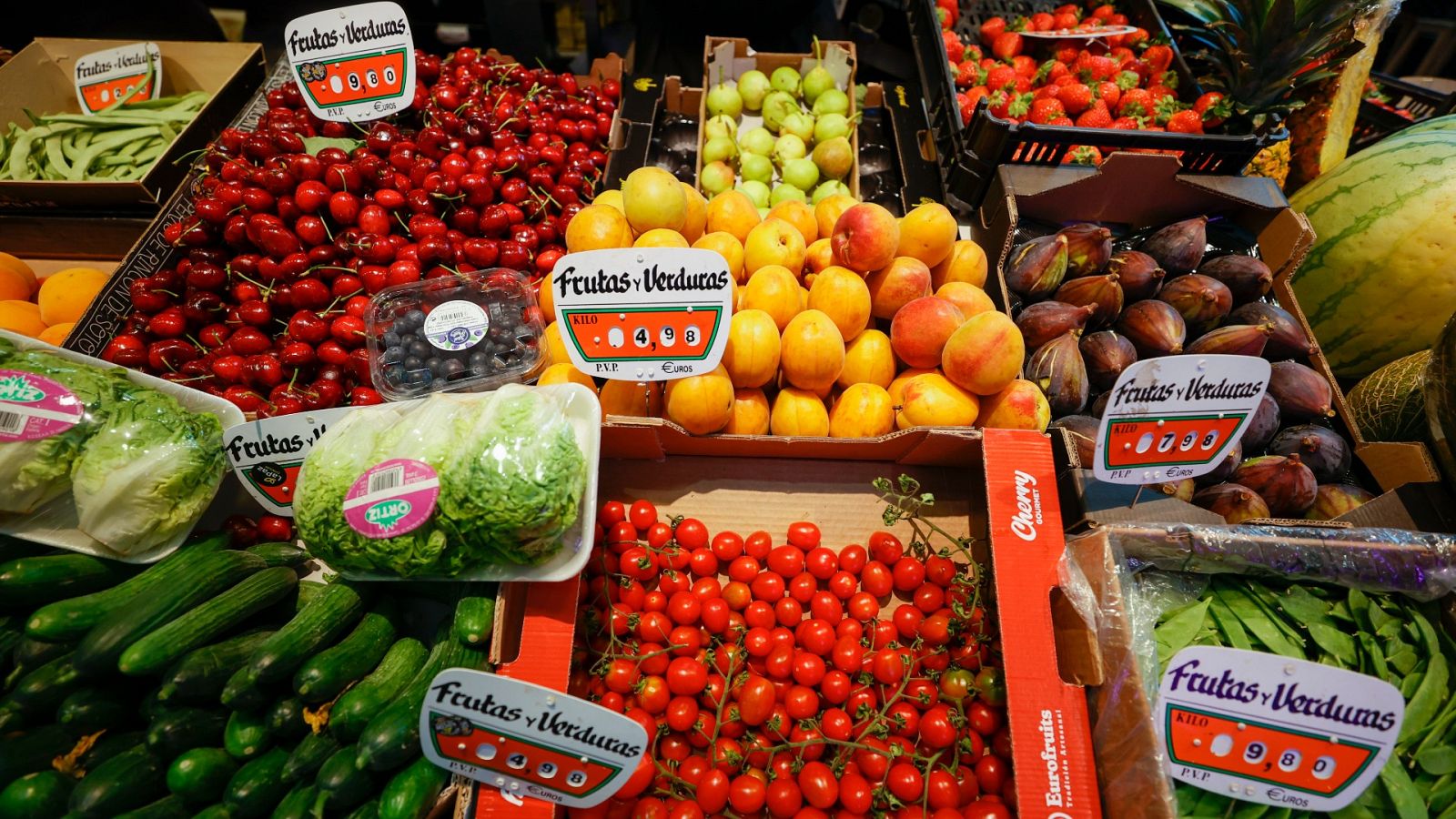 Los españoles gastaron en alimentación 107.780 millones de euros en 2022, un 2,7% más que en 2021, pero el volumento de consumo fue de 30.946 millones de kilos/litros de alimentos, un 7,1% menos.